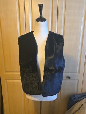The Limited - Black Faux Fur Warm Fuzzy Vest with Pockets! Lrg.